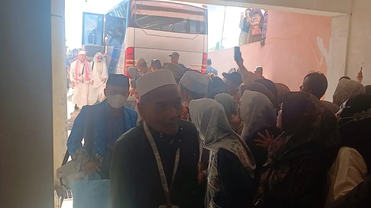 DISAMBUT: Kedatangan jemaah haji asal Kaltara disambut oleh keluarga dan kerabat. AGUS DIAN ZAKARIA/RADAR TARAKAN