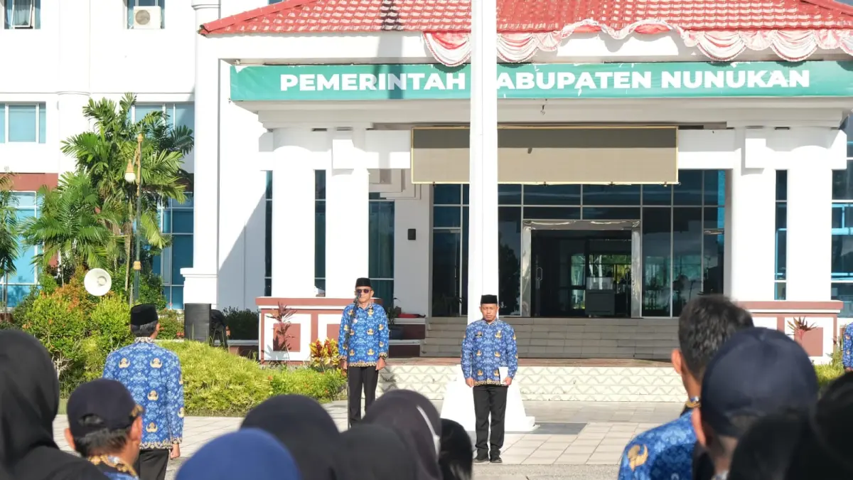 KEBIJAKAN : Wakil Bupati Nunukan, Hermanus memberikan arahan saat Apel KORPRI di lingkungan Pemkab Nunukan, Rabu (17/6).&nbsp;