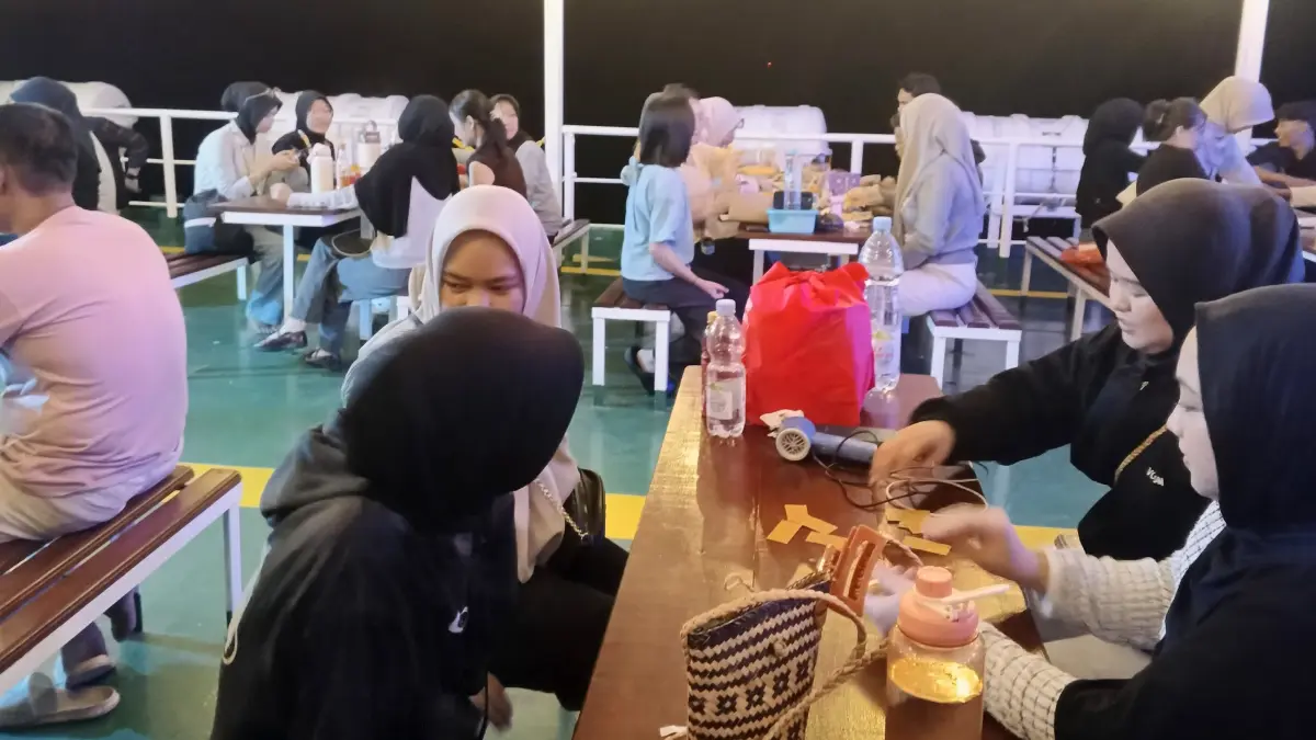 MEMBLUDAK: Aktivitas penumpang di dek atas KMP Manta rute Tarakan-Sebawang Tana Tidung. 