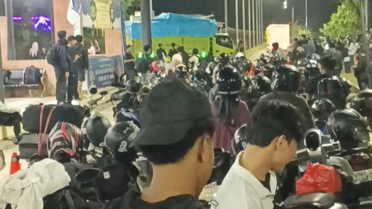PADAT: Puluhan sepeda motor berada di Pelabuhan Juata menunggu antrean naik ke KMP Manta rute Tarakan-Sebawang. 