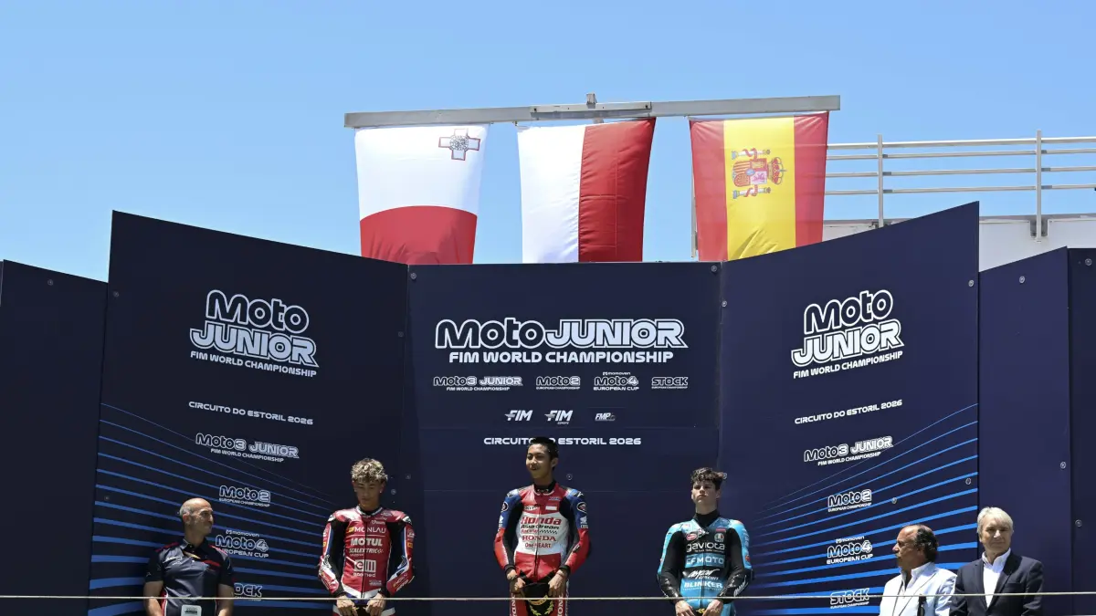 Pebalap muda Indonesia Muhammad Kiandra Ramadhipa berdiri di podium juara usai meraih kemenangan pada putaran kedua Moto3 Junior World Championship 2026