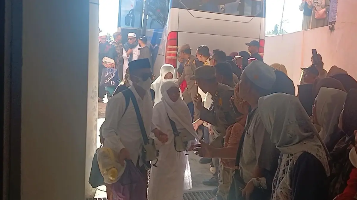 TIBA : Asmauliah tiba di Tarakan disambut keluarga. AGUS DIAN ZAKARIA/RADAR TARAKAN