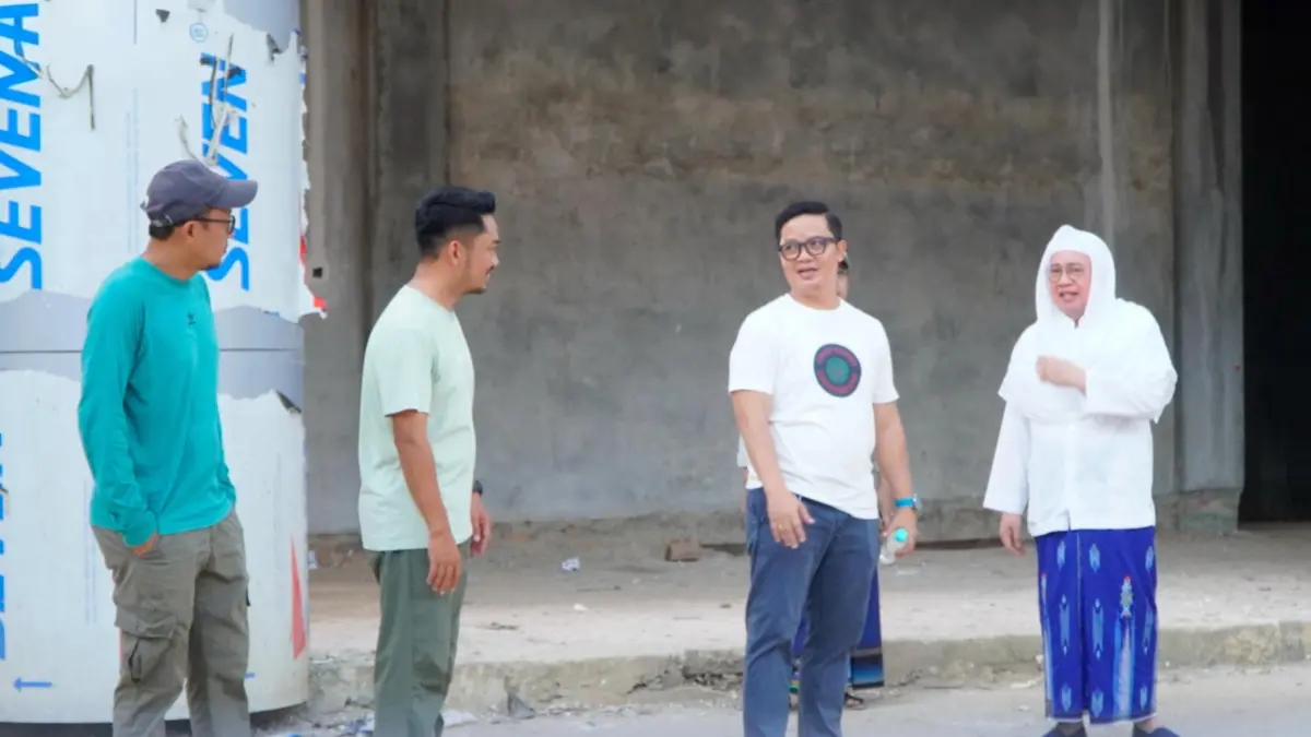 TINJAU LAPANGAN: Bupati Ibrahim Ali bersama Tuan Guru Menteng dan Kadis PUPR Riko Ardianto meninjau sekaligus mendoakan pembangunan puspem berjalan dengan lancar dan bermanfaat bagi masyarakat. (FOTO: DISKOMINFO)
