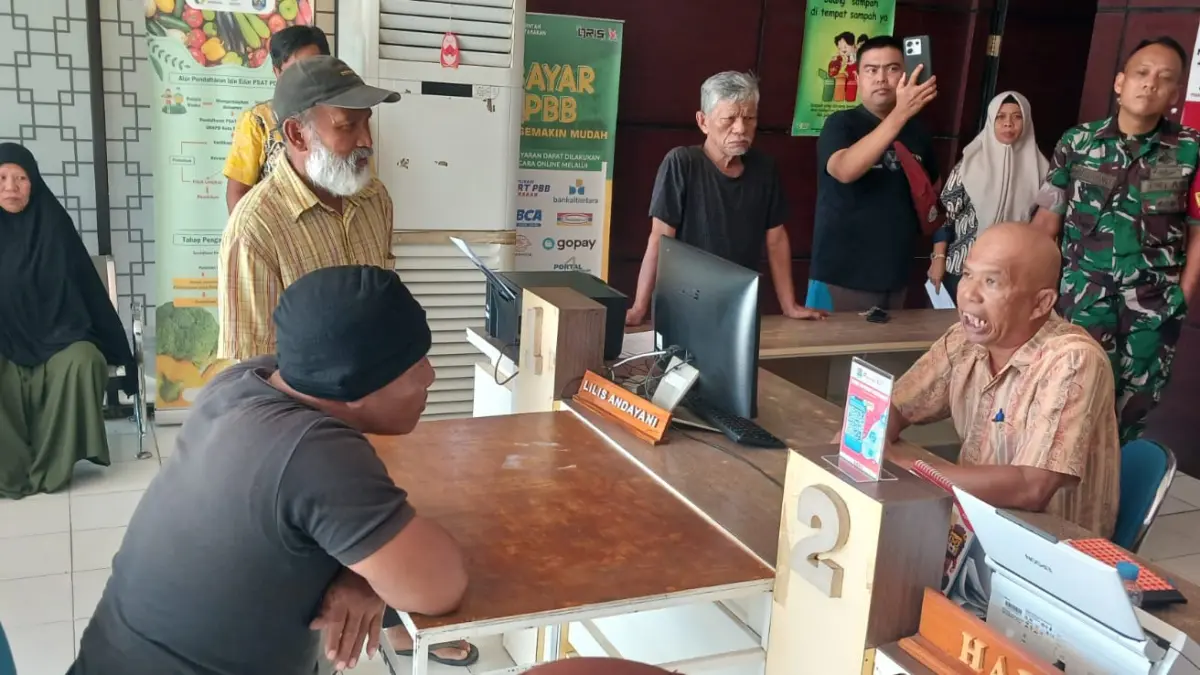 DATANGI KELURAHAN: Warga RT 24 Kelurahan Pamusian mendatangi Kantor Kelurahan Pamusian untuk meminta kepastian penerbitan Surat Pernyataan Penguasaan Fisik Bidang Tanah (SPPFBT) yang hingga kini belum diproses. AGUS DIAN ZAKARIA/RADAR TARAKAN