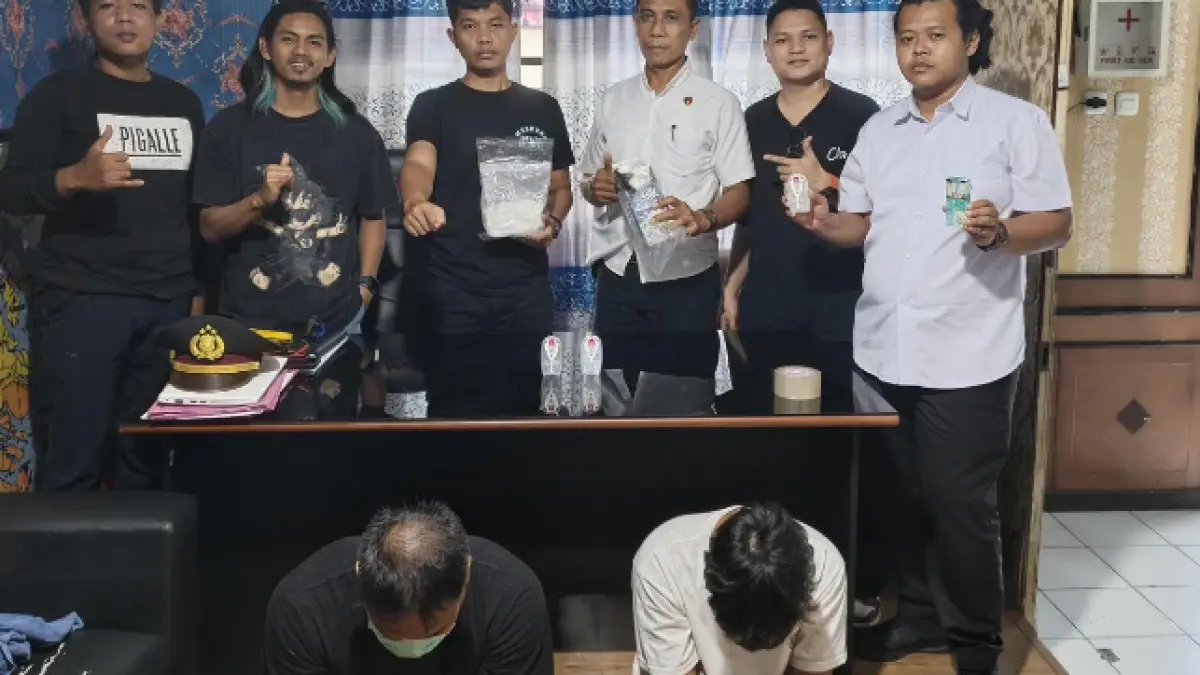 DIAMANKAN: Kedua tersangka yang diamankan oleh Satresnarkoba Polres Tarakan bersama barang bukti sabu seberat netto 933,73 gram. ELIAZAR/RADAR TARAKAN&nbsp;