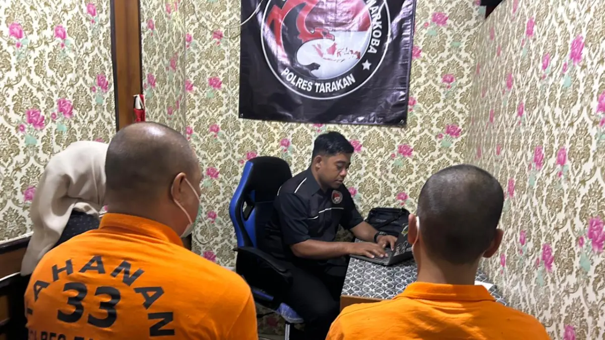 DIPERIKSA : Kedua tersangka yang diperiksa oleh Satresnarkoba Polres Tarakan yang diduga terlibat penyelundupan narkotika jenis sabu seberat hampir satu kilogram melalui Bandara Internasional Juwata Tarakan. ELIAZAR/RADAR TARAKAN&nbsp;