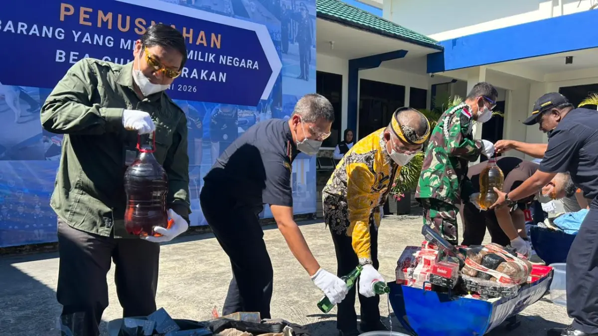 EDUKASI : Pemusnahan barang ilegal, adapun Bea Cukai Tarakan terus memperkuat langkah pencegahan melalui edukasi kepada pelaku usaha, operator transportasi, hingga koordinasi lintas instansi. ELIAZAR/RADAR TARAKAN&nbsp;