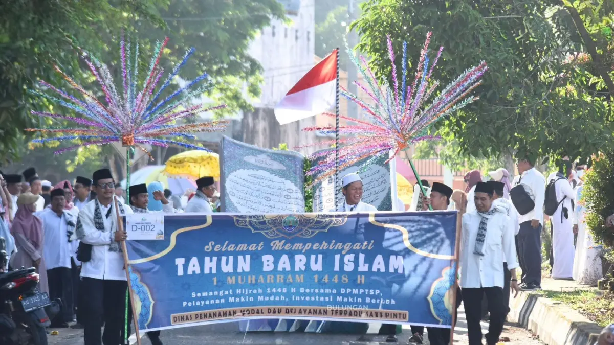 MERIAH : Ribuan warga turun ke jalan mengikuti pawai peringatan Muharram di Tanjung Selor.
(Taslee/Radar Tarakan)