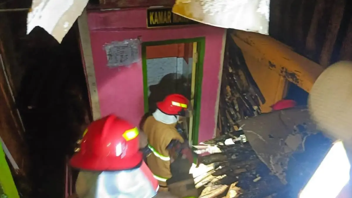 PEMADAMAN : Personel Damkar Nunukan yang berupaya memadamkan kebakaran yang terjadi di Jalan Bhayangkara RT 08, Kelurahan Nunukan Barat, pada Kamis (18/6) dini hari.&nbsp;