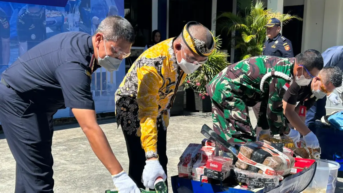 PEMUSNAHAN : Wali Kota Tarakan, Khairul, mengikuti pemusnahan barang ilegal yang dilakukan Bea Cukai Tarakan. ELIAZAR/RADAR TARAKAN&nbsp;