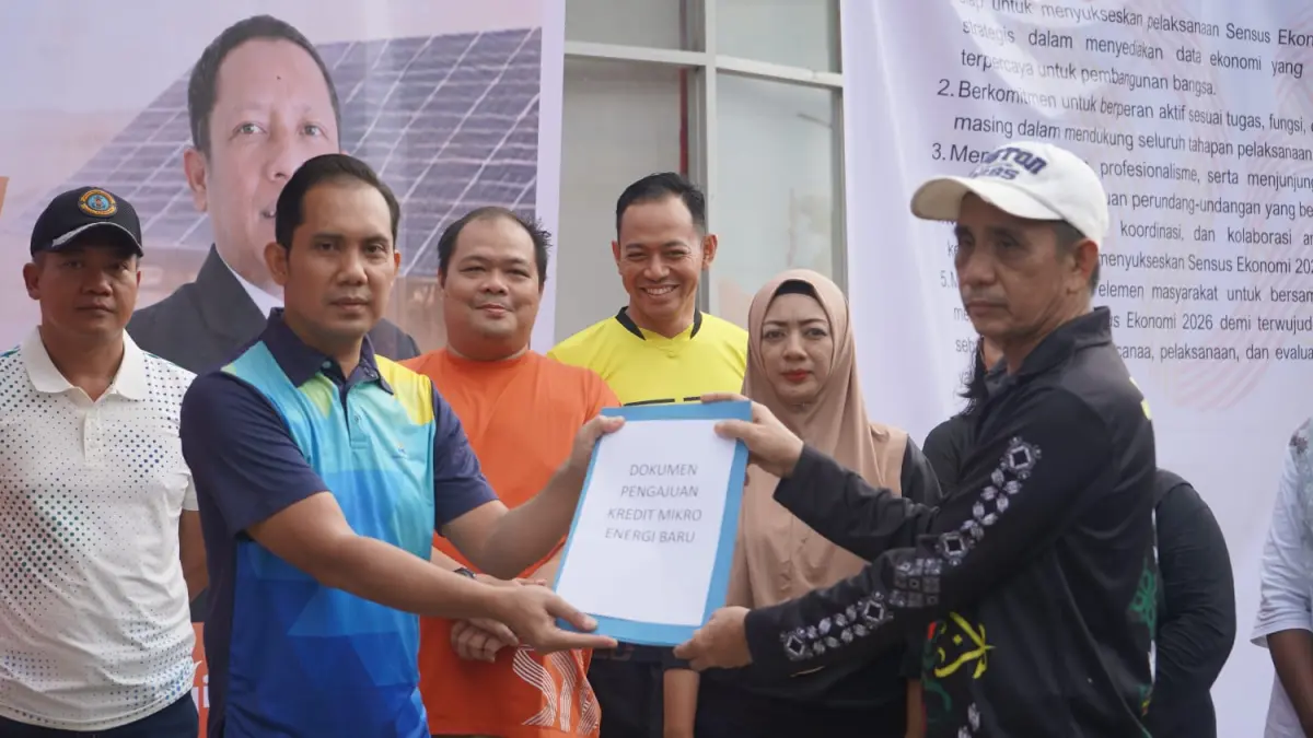 PERMODALAN &nbsp;: Kepala DKUKMPP Nunukan Muchtar menyerahkan pengajuan kredit mikro guna mendorong penguatan sektor usaha mikro melalui program kemudahan akses pembiayaan bagi pelaku UMKM.