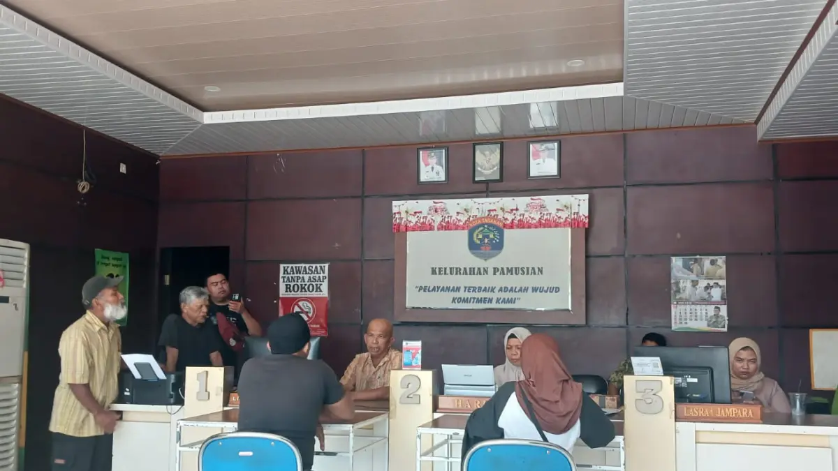 PERTANYAKAN: Suasana Kantor Kelurahan Pamusian saat didatangi masyarakat meminta kejelasan hukum. AGUS DIAN ZAKARIA/RADAR TARAKAN