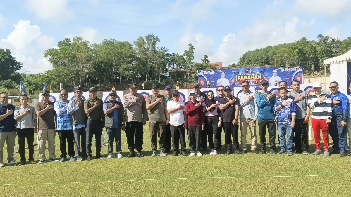 ABADIKAN MOMEN: Wabup Sabri bersama kepala OPD berfoto bersama usai membuka Kejuaraan Panahan Tana Tidung di RTH. H. Joesoef Abdullah Tideng Pale. (FOTO: SOPIAN/RADAR TARAKAN)