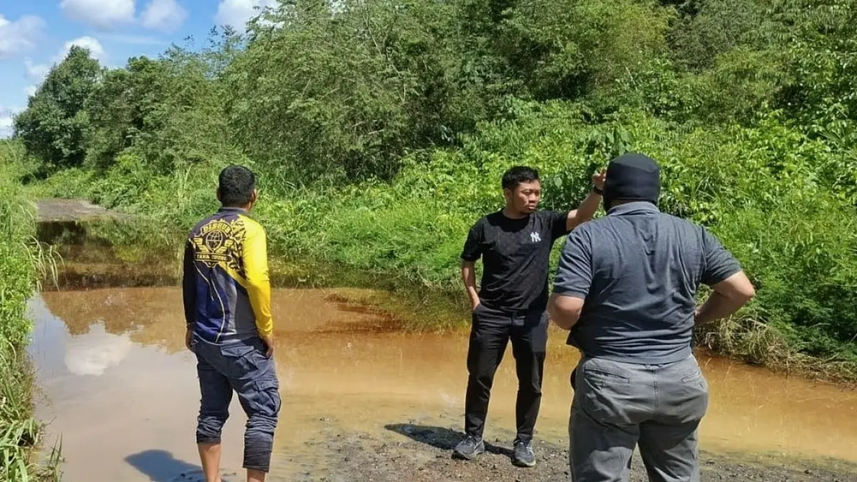 BANJIR; Kadis PUPRKP Rico Ardianto meninjau langsung jalan yang tergenang air banjir di Seputuk, Jumat (19/6).
