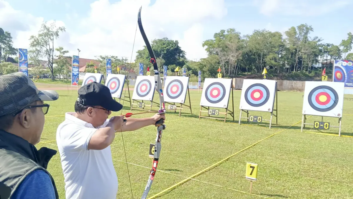 BIDIK SASARAN: Wabup Sabri secara simbolis membuka secara resmi Kejuaraan Panahan Kabupaten Tana Tidung 2026 di RTH. J. Joesoef Abdullah Tideng Pale. (FOTO: SOPIAN/RADAR TARAKAN)
