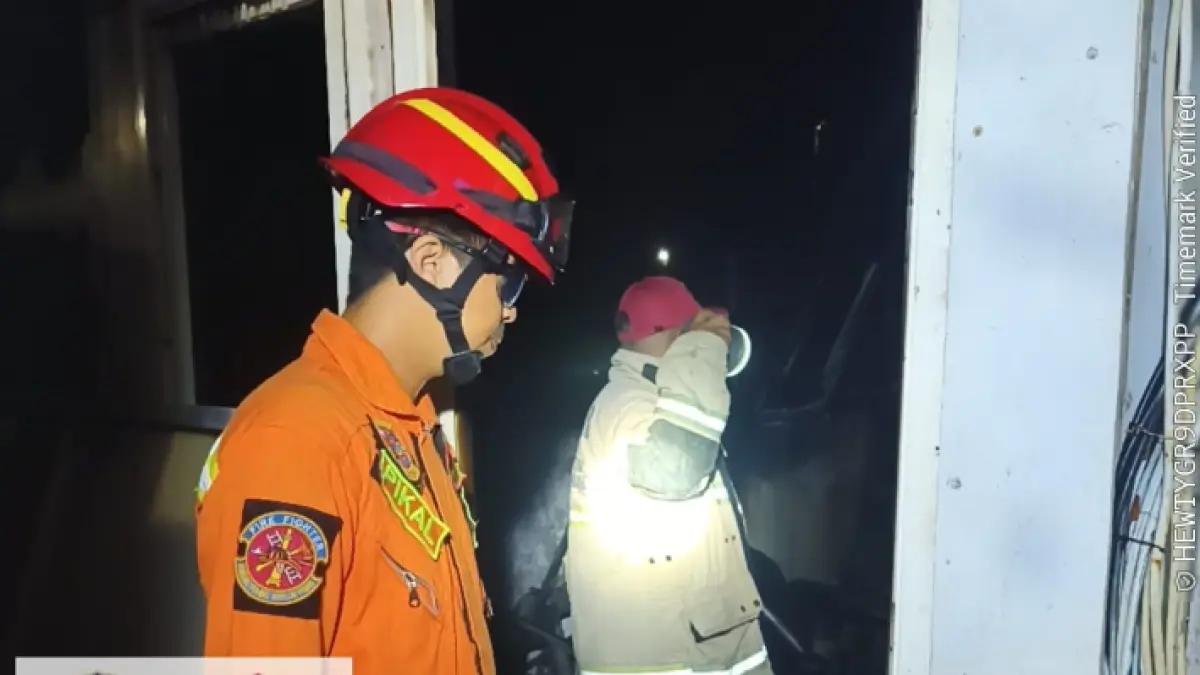 DIPADAMKAN : Petugas PMK memadamkan api yang yang terjadi di salah satu bangunan di kawasan Pelindo Regional 4 Tarakan, Pelabuhan Malundung, Kamis (18/6) malam. ISTIMEWA