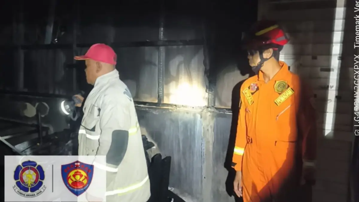 DIPADAMKAN &nbsp;: Petugas PMK memadamkan api yang yang terjadi di salah satu bangunan di kawasan Pelindo Regional 4 Tarakan, Pelabuhan Malundung, Kamis (18/6) malam. ISTIMEWA
