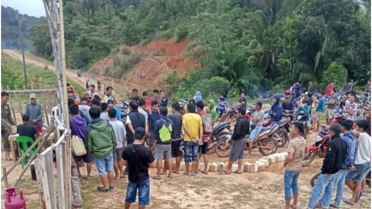 KRISIS : Antrean panjang pembelian BBM dikarenakan siulitnya menjangkau wilayah Kecamatan Krayan Selatan membuat stok kebutuhan masyarakat menipis.&nbsp;