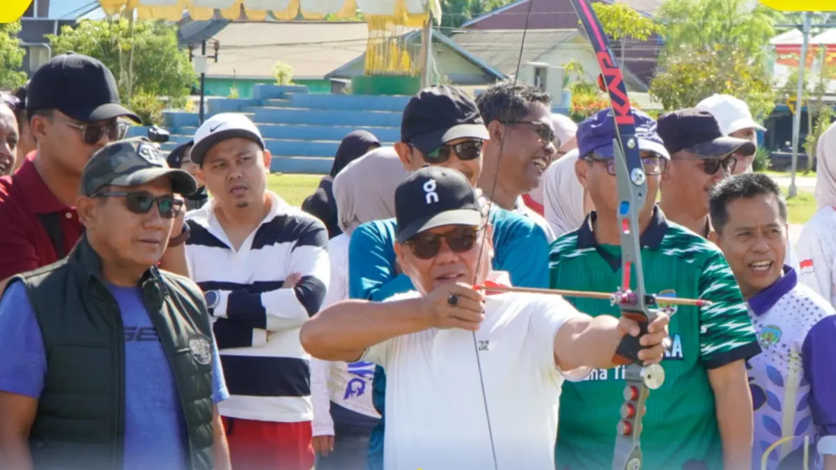 MENUJU PORPROV: Ketua KONI Tana Tidung Hafid Padu (rompi hitam) menghadiri pembukaan kejuaraan panahan yang berlangsung di RTH. H. Joesoef Abdullah Tideng Pale, Jumat (19/6).(FOTO: SOPIAN/RADAR TARAKAN)