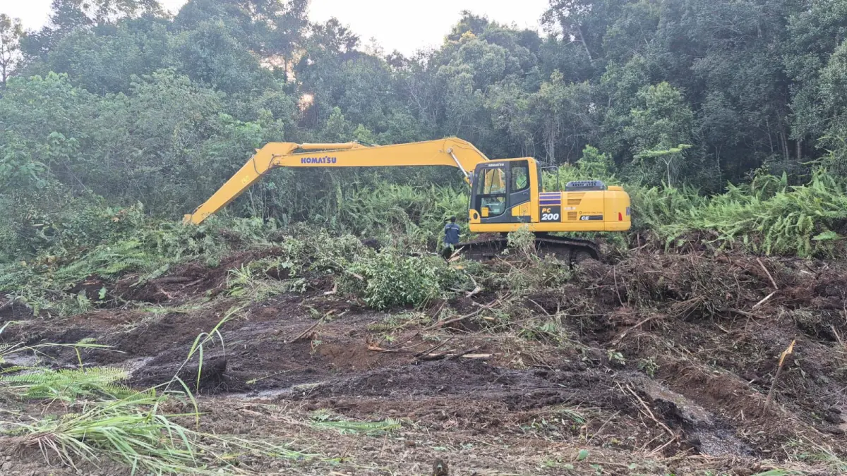 PEMBERSIHAN: DPUPRKP turunkan alat berat untuk melakukan. pembersihan di sekitar jalan yang tergenang. 
