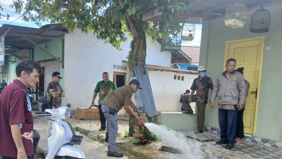 PEMERIKSAAN : Dinas Pemadam Kebakaran dan Penyelamatan Nunukan melakukan pengcekkan kondisi hidran di tujuh titik dan hanya satu yang berfungi maksimal.&nbsp;
