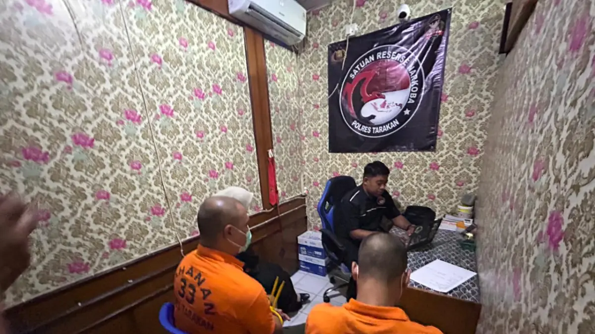 PERAN : Kedua tersangka yang dilakukan pemeriksaan di Polres Tarakan didapati memiliki peran yang berbeda. ELIAZAR/RADAR TARAKAN&nbsp;
