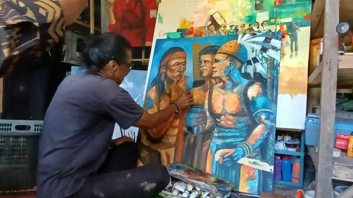SATU-SATUNYA: Khusni Tamrin menunjukkan karyanya yang nantinya akan dipajang pada Pameran Nasional Borneo Metamorfosa di Palangkaraya. AGUS DIAN ZAKARIA/RADAR TARAKAN