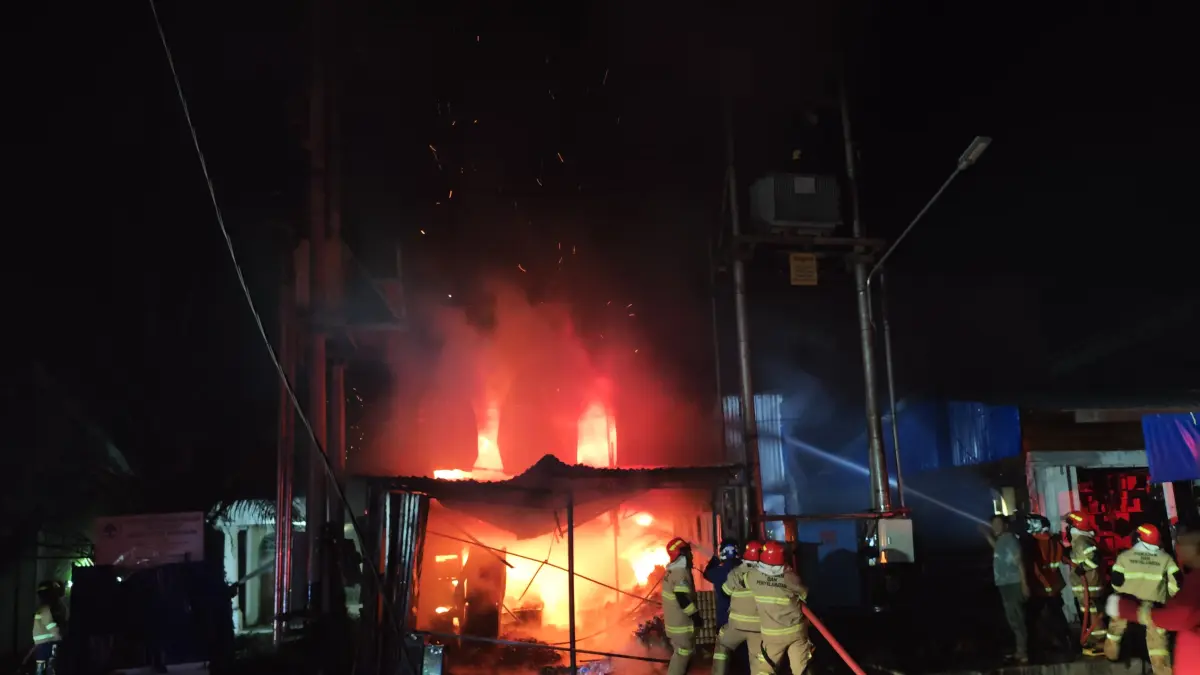 PEMADAMAN : Petugas Damkar Nunukan melakukan pemadaman tehadap toko sembako yang terbakar.&nbsp;