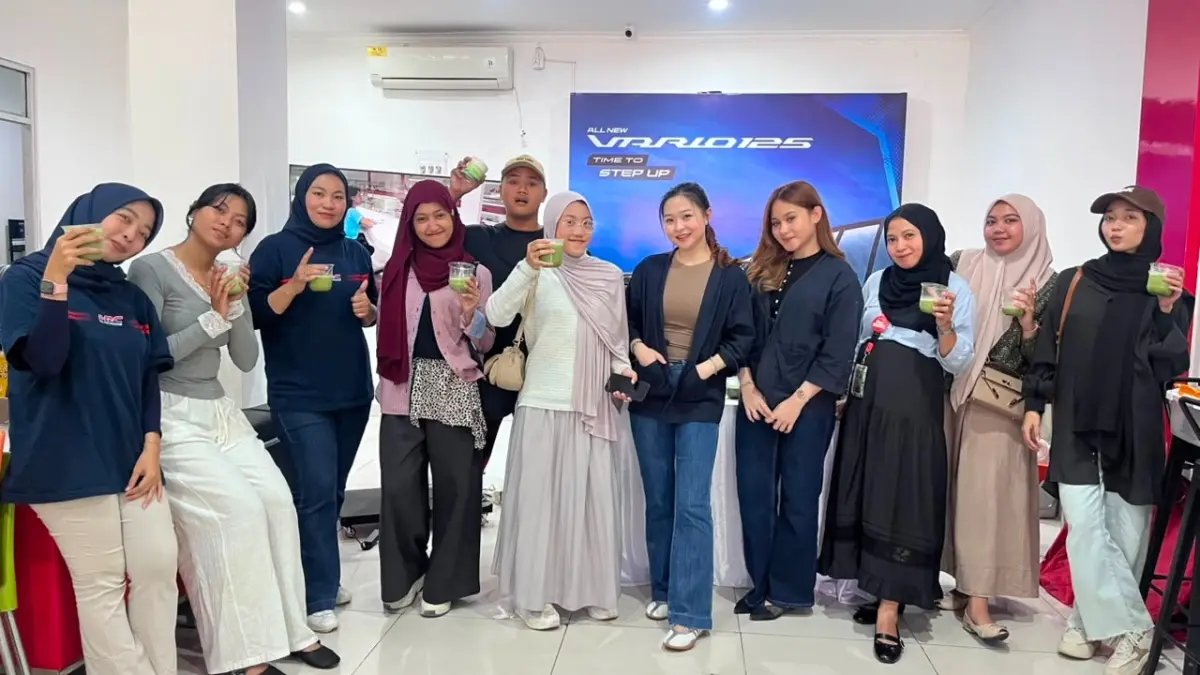 Sejumlah peserta berfoto bersama dalam kegiatan gathering yang digelar Astra Motor di showroom Honda. Kegiatan ini menjadi ajang silaturahmi sekaligus mempererat kebersamaan antara komunitas, konsumen, dan pecinta sepeda motor Honda. (Dok. Astra Motor)