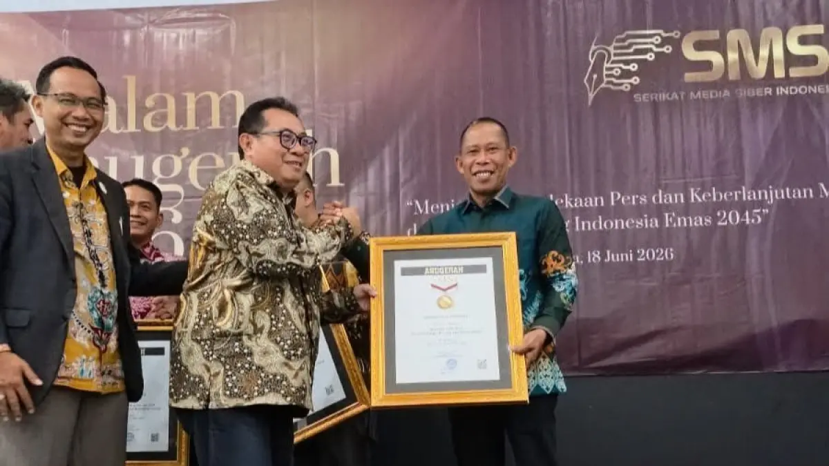 AWARD: Bupati Bulungan Syarwani ketika menerima penghargaan sahabat pers, di Jakarta.&nbsp; (Taslee/Radar Tarakan)

&nbsp;