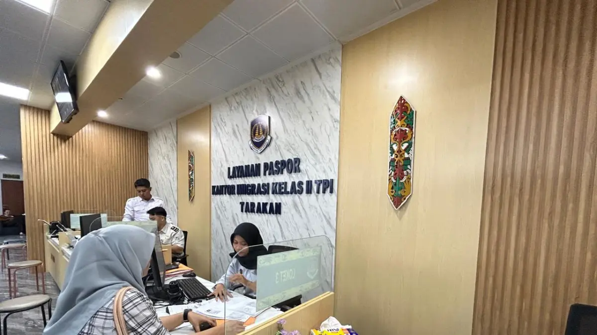 DORONG : &nbsp;Imigrasi Kelas II TPI Tarakan terus mendorong masyarakat yang akan bepergian ke luar negeri untuk beralih menggunakan paspor elektronik (e-Paspor). ELIAZAR/RADAR TARAKAN&nbsp;