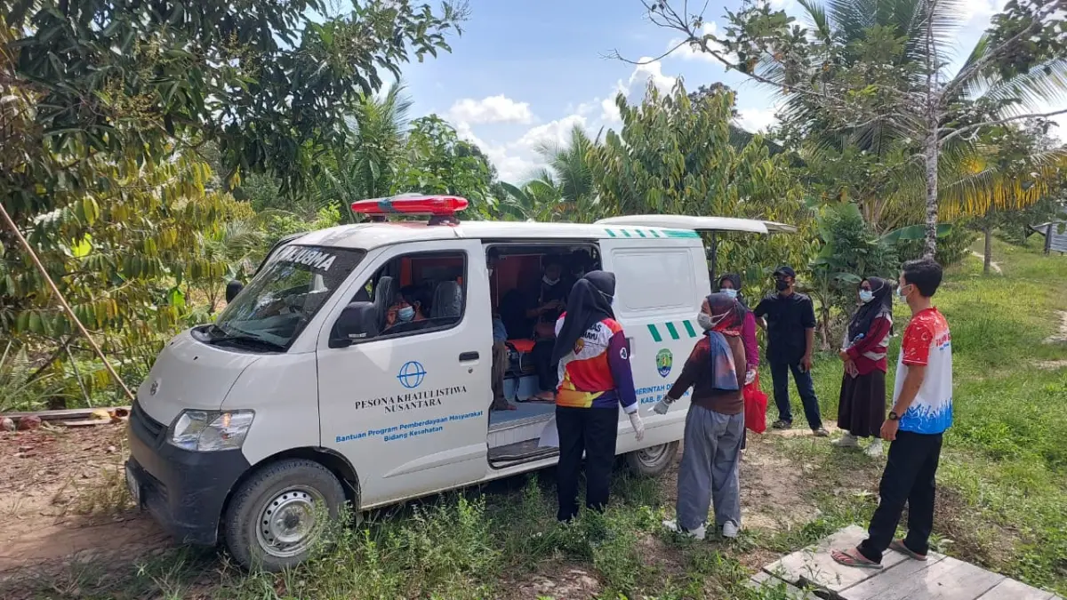 LOGPOND: Tim Community Development PT PKN bersama dengan petugas kesehatan turun menyikapi KLB suspek campak dan dugaan kasus tuberkulosis di Bulungan. FOTO: ISTIMEWA