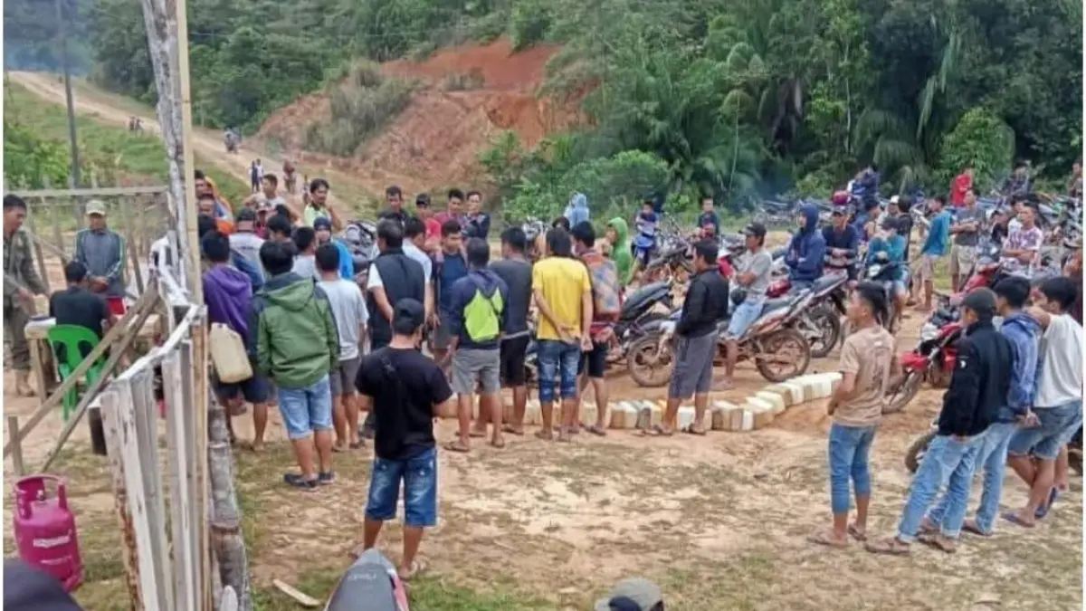 MENUNGGU : Antrean panjang di SPBU Krayan Selatan terjadi lantaran pasokan tidak ada karena sulit melalui jalan yang kondisinya rusak parah.&nbsp;