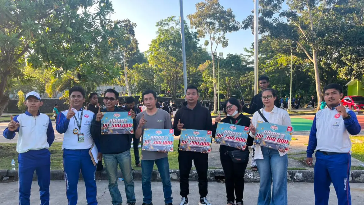Panitia menyerahkan hadiah kepada para pemenang lomba dalam rangkaian kegiatan komunitas yang digelar Astra Motor.