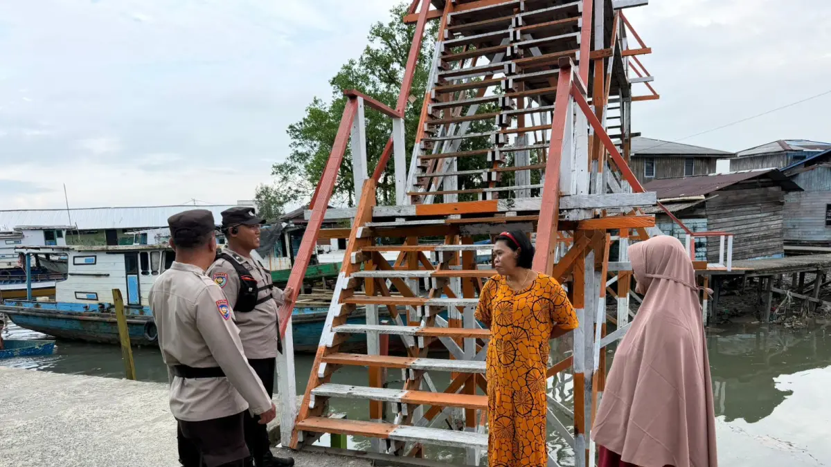 PATROLI : Personel Satbinmas Polres Tarakan melaksanakan patroli di Kampung Bebas Narkotika Kelurahan Selumit Pantai, Minggu (21/6). POLRES TARAKAN&nbsp;