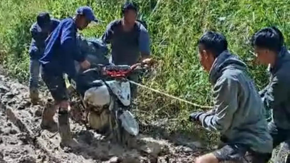 SULIT DILALUI : Kondisi jalan menuju Krayan Selatan rusak parah dan sulit dilalui. Warga yang melintas bergotong royong untuk dapat melalui jalan tersebut.&nbsp;