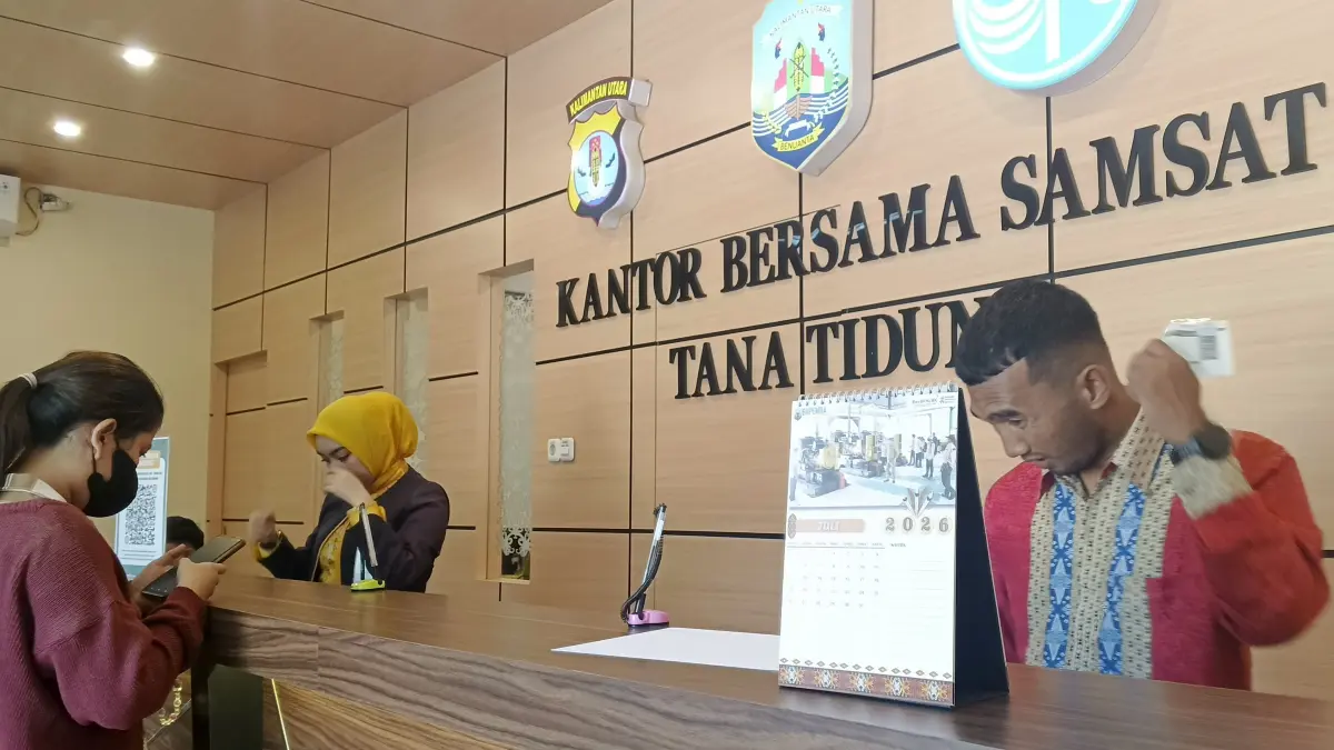 TAAT PAJAK: Pelayanan pembayaran pajak kendaraan bermotor di Kantor Samsat Bapenda Kaltara di Tana Tidung. (FOTO:SOPIAN)