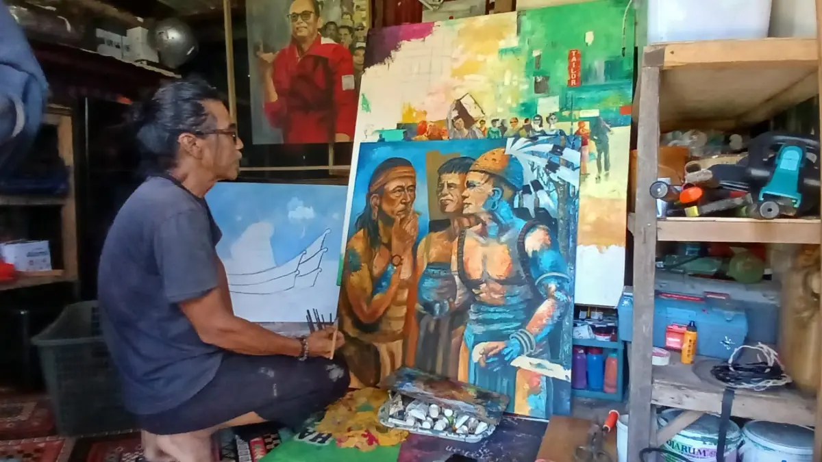 KARYA : Khusni Tamrin menunjukkan karyanya yang belum selesai. Karya ini dipersiapkan untuk dipajang pada agenda Pameran Nasional Borneo Metamorfosa di Palangkaraya pada Juli mendatang. AGUS DIAN ZAKARIA/RADAR TARAKAN
