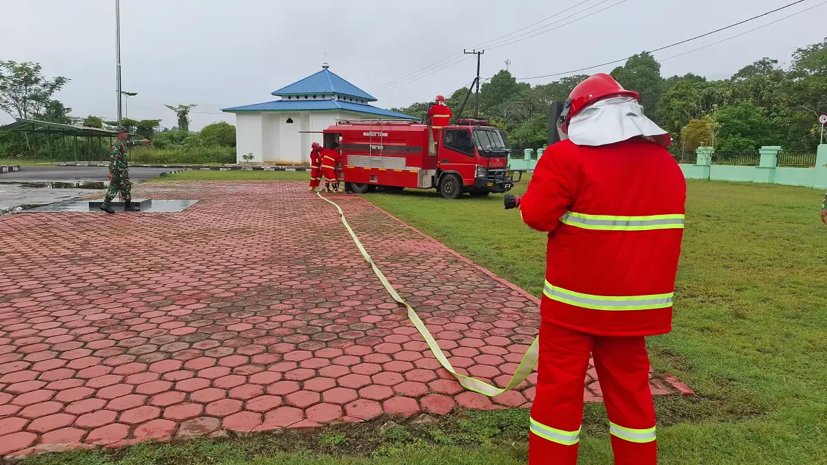 LATIHAN: Personel Kodim 0914/TNT menggelar simulasi penggunaan peralatan dan mobil damkar bantuan Kememhan. (FOTO; ISTIMEWA)