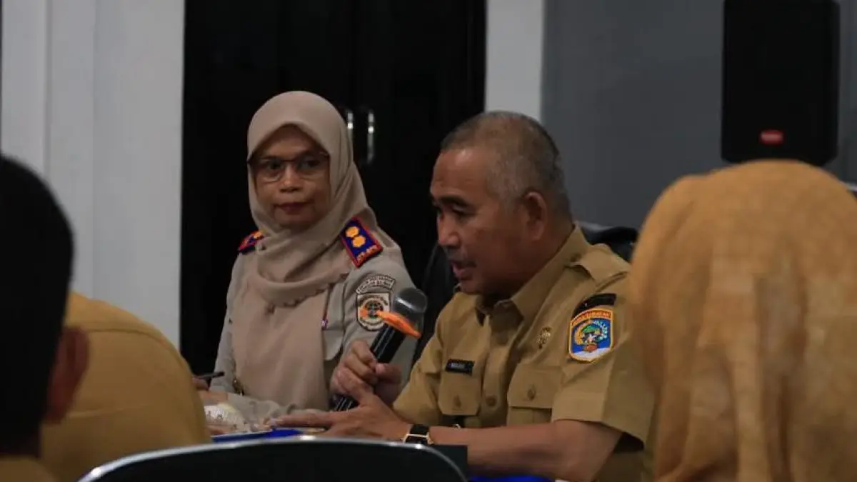 RAKOR: Wali Kota Tarakan dr H Khairul, M.Kes., saat melakukan pertemuan bersama kelurahan dan BPN dalam membahas percepatan pembangunan sekolah terintegrasi. AGUS DIAN ZAKARIA/RADAR TARAKAN
