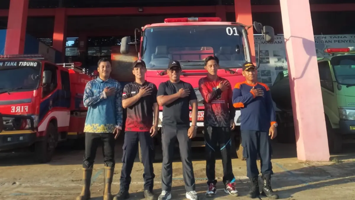 SIAGA: Sekda H. Hersonsyah menyambangi personel Damkar Tana Tidung yang selalu standby 24 jam mengantisipasi terjadinya kebakaran. 