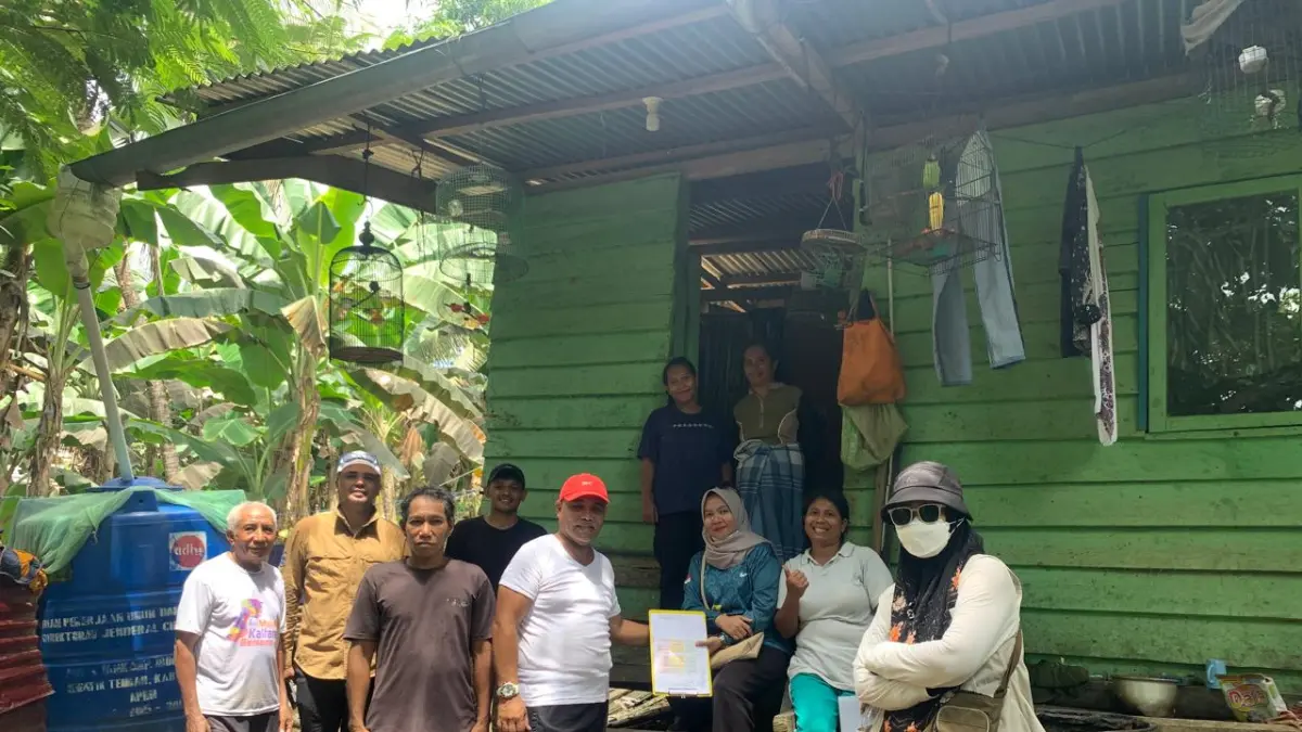 VERIFIKASI : Tim BPPD Nunukan saat melakukan verifikasi dan validasi terhadap calon penerima bantuan di Pulau Sebatik.&nbsp;