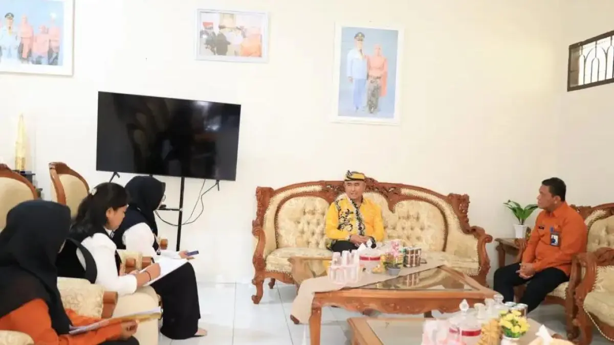 MENDATA : Petugas BPS Tarakan melakukan wawancara secara door to door. AGUS DIAN ZAKARIA/RADAR TARAKAN