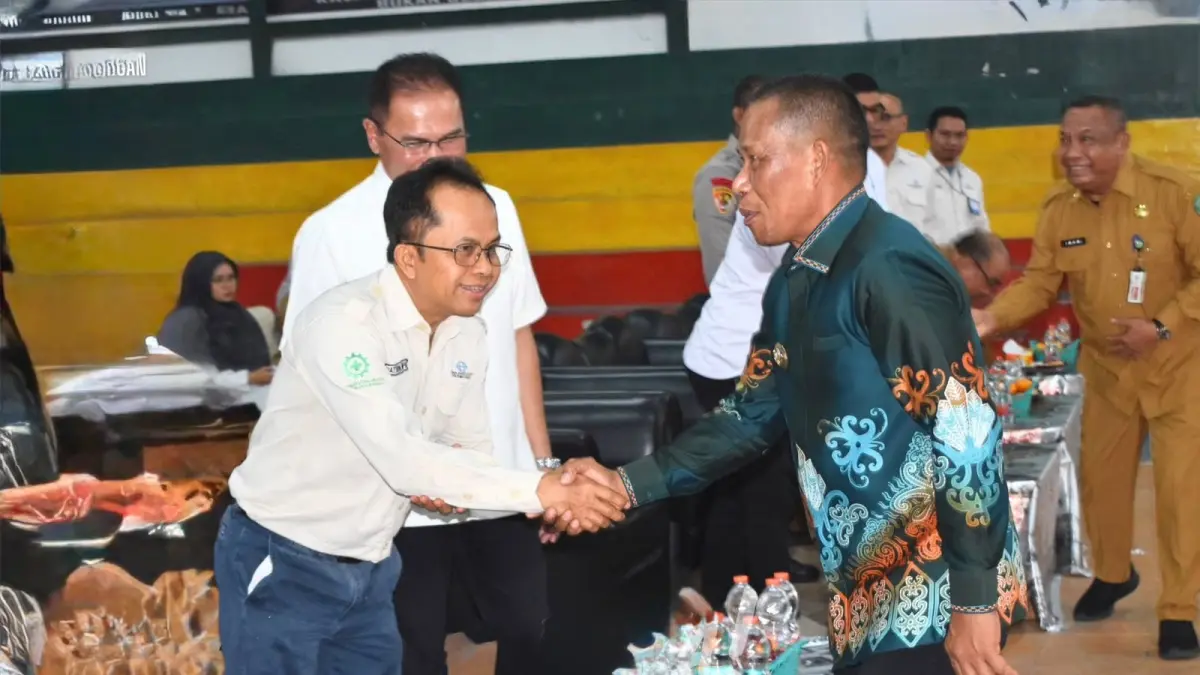 PELEPASAN : Bupati Bulungan Syarwani tiba di arena pelepasan penerima beasiswa dari salah satu perusahaan yang beroperasi di Bumi Tenguyun.
(Taslee/Radar Tarakan)