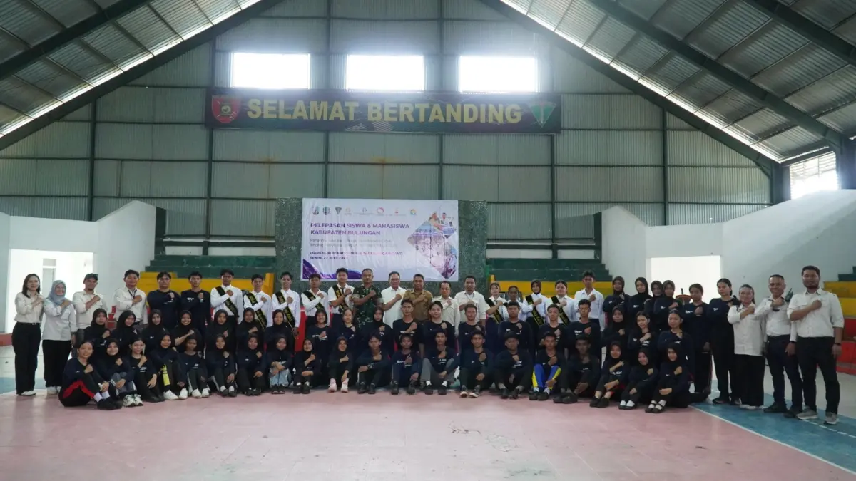 PENDIDIKAN: Penerima beasiswa bersama dengan pihak perusahaan ENM Group dan sejumlah tamu undangan berfoto bersama di penutupan Bintalsik 2026. FOTO: ISTIMEWA