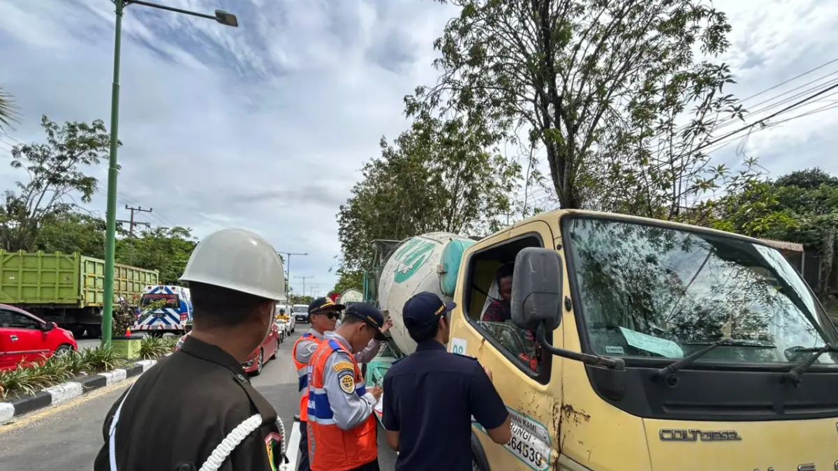 PENGAWASAN : BPTD Kaltara mulai memperketat pengawasan kendaraan angkutan barang di Kota Tarakan. ELIAZAR/RADAR TARAKAN&nbsp;
