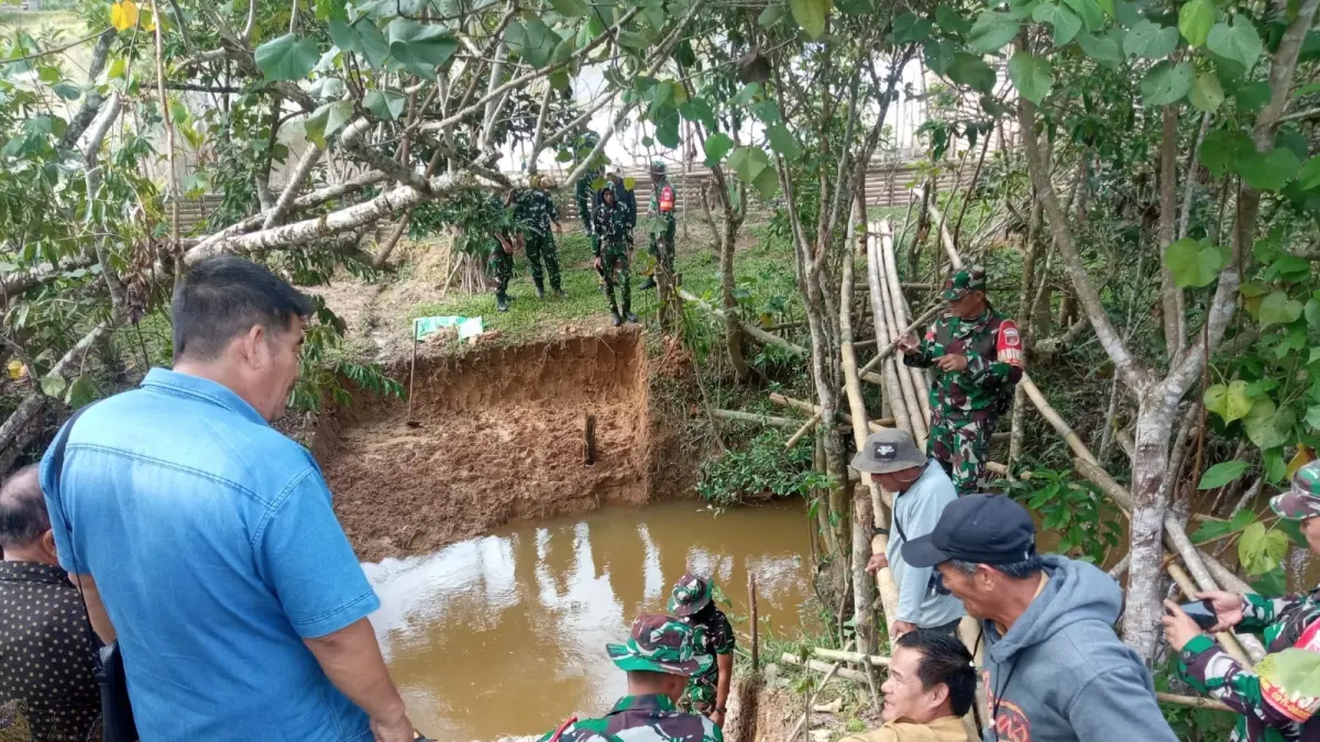 PENGECEKAN : Danramil Krayan, Letda Supardi, bersama Plt. Camat Krayan Barat, Jemri dan jajarannya melakukan pengecekan lokasi rencana pembangunan Jembatan Garuda.&nbsp;