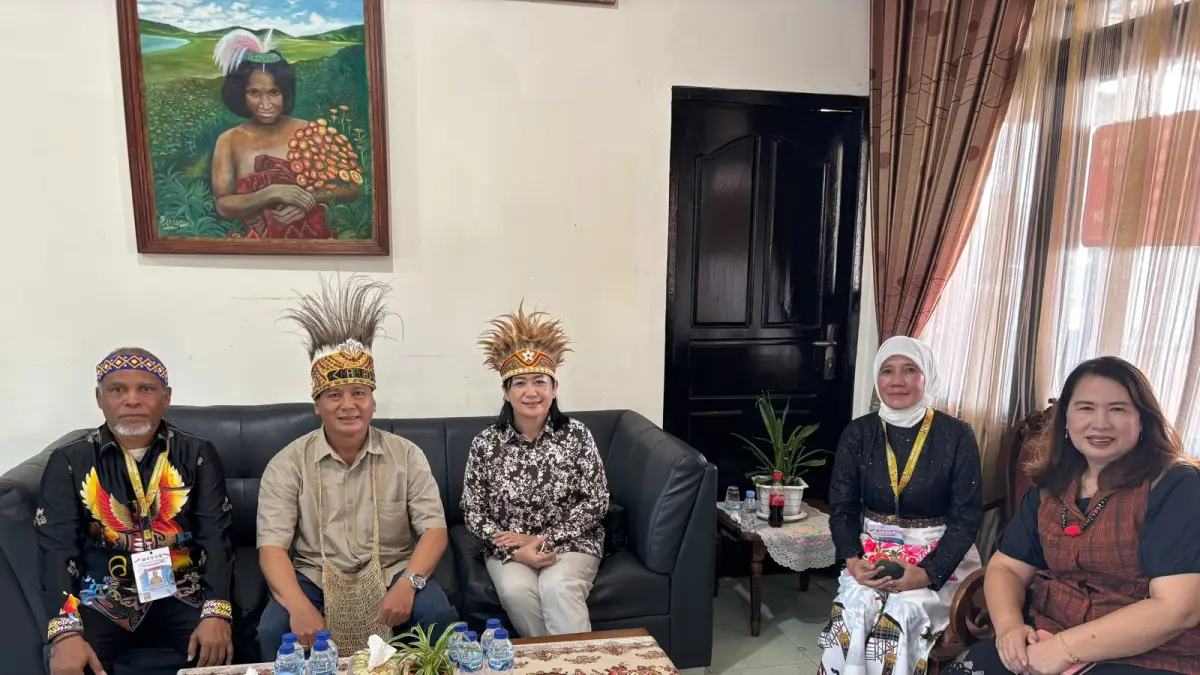 PESPARAWI: Wabup Bulungan, Kilat bersama istri, tiba di Papua Barat dalam agenda Pesparawi 2026.
(Taslee/Radar Tarakan)
