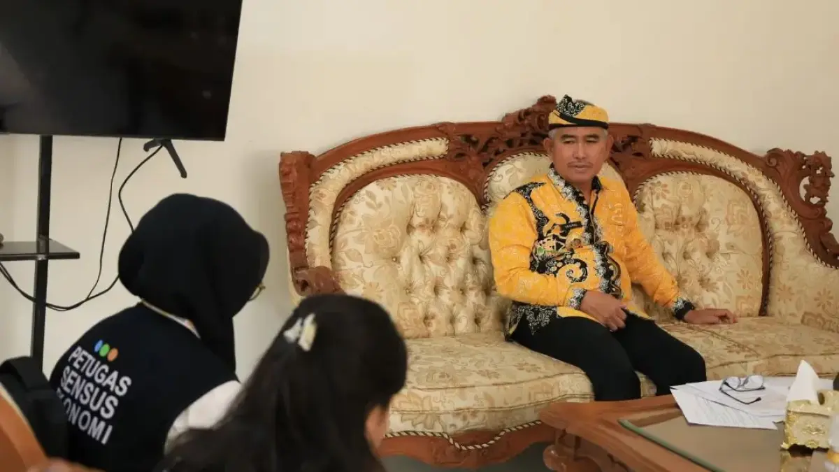 SENSUS EKONOMI: Wali Kota Tarakan dr. H. Khairul, M.Kes., mengikuti wawancara Sensus Ekonomi yang dilakukan petugas BPS Tarakan di Rumah Jabatan Wali Kota. AGUS DIAN ZAKARIA/RADAR TARAKAN