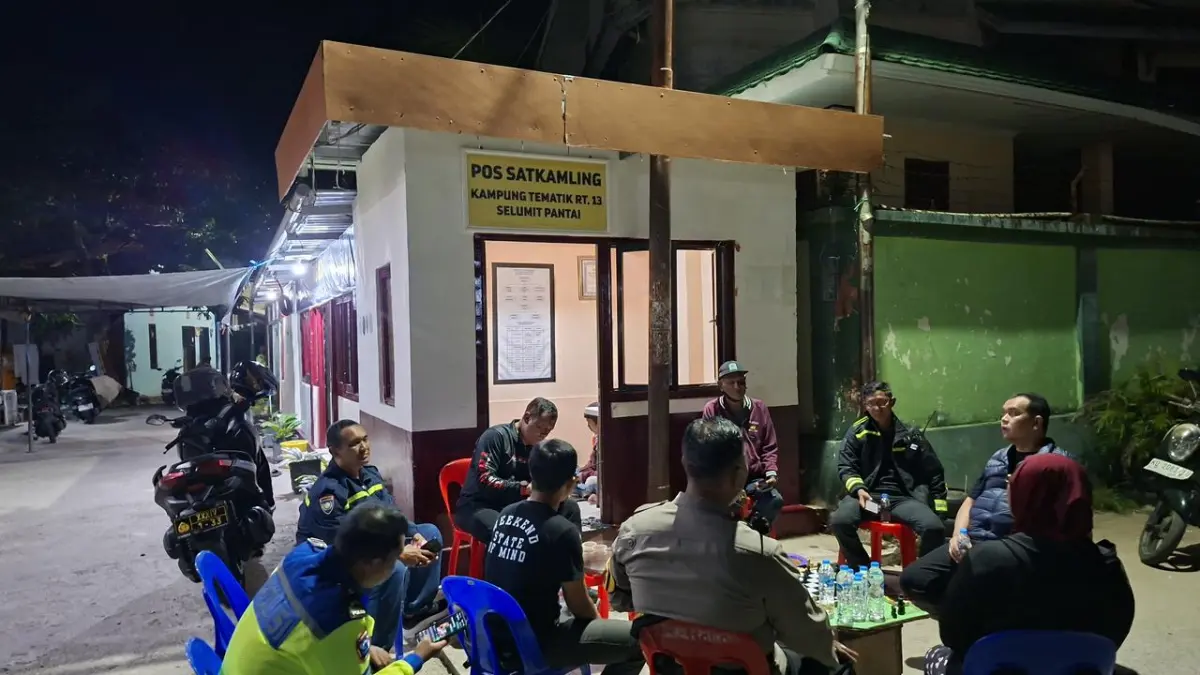 TINJAU : Kapolres Tarakan Erwin S. Manik meninjau Pos Kamling Selumit Pantai guna menekankan peran strategis sebagai sistem deteksi dini terhadap potensi gangguan kamtibmas di lingkungan masyarakat. POLRES TARAKAN&nbsp;